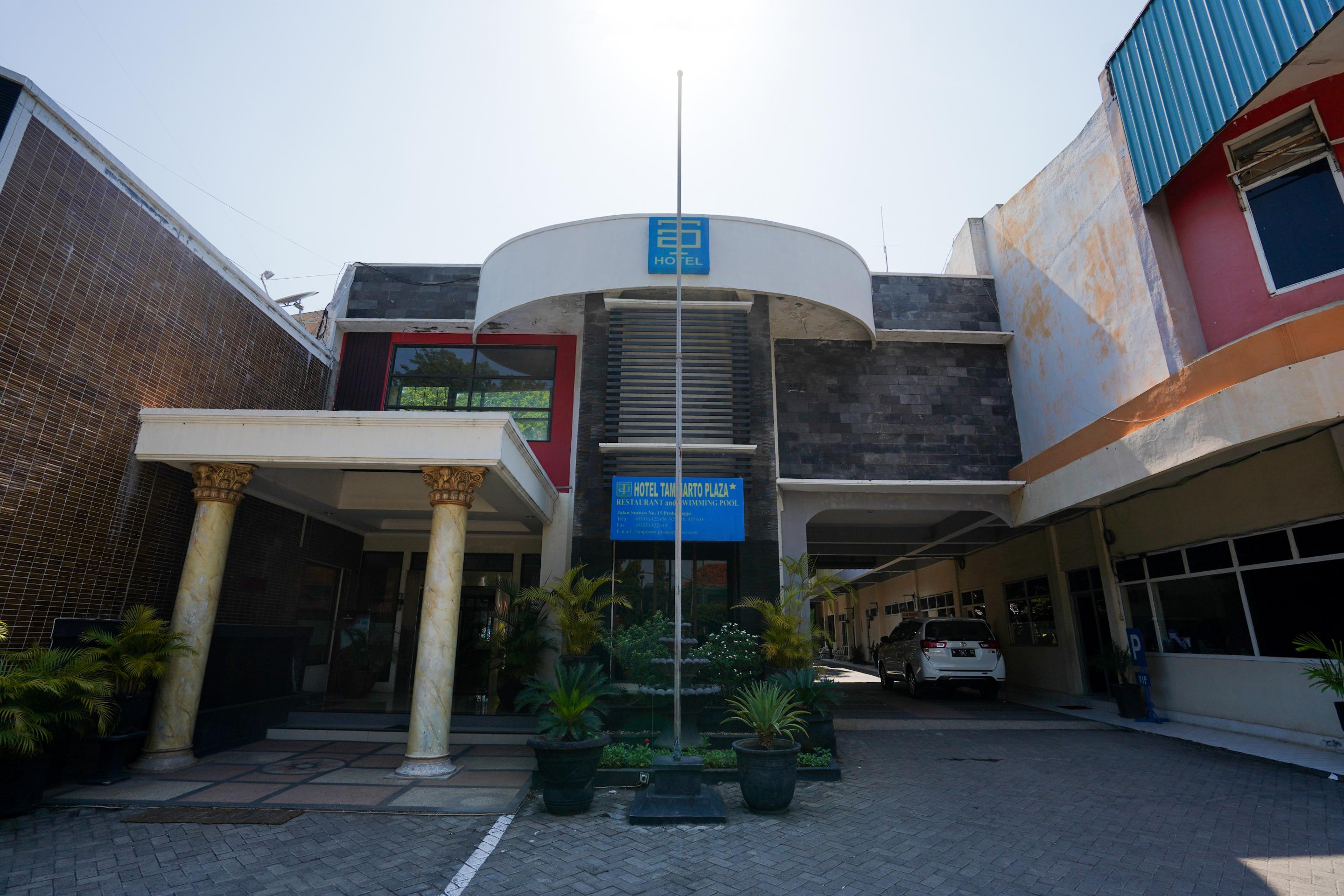 Oyo 1652 Hotel Tampiarto Probolinggo Exteriör bild