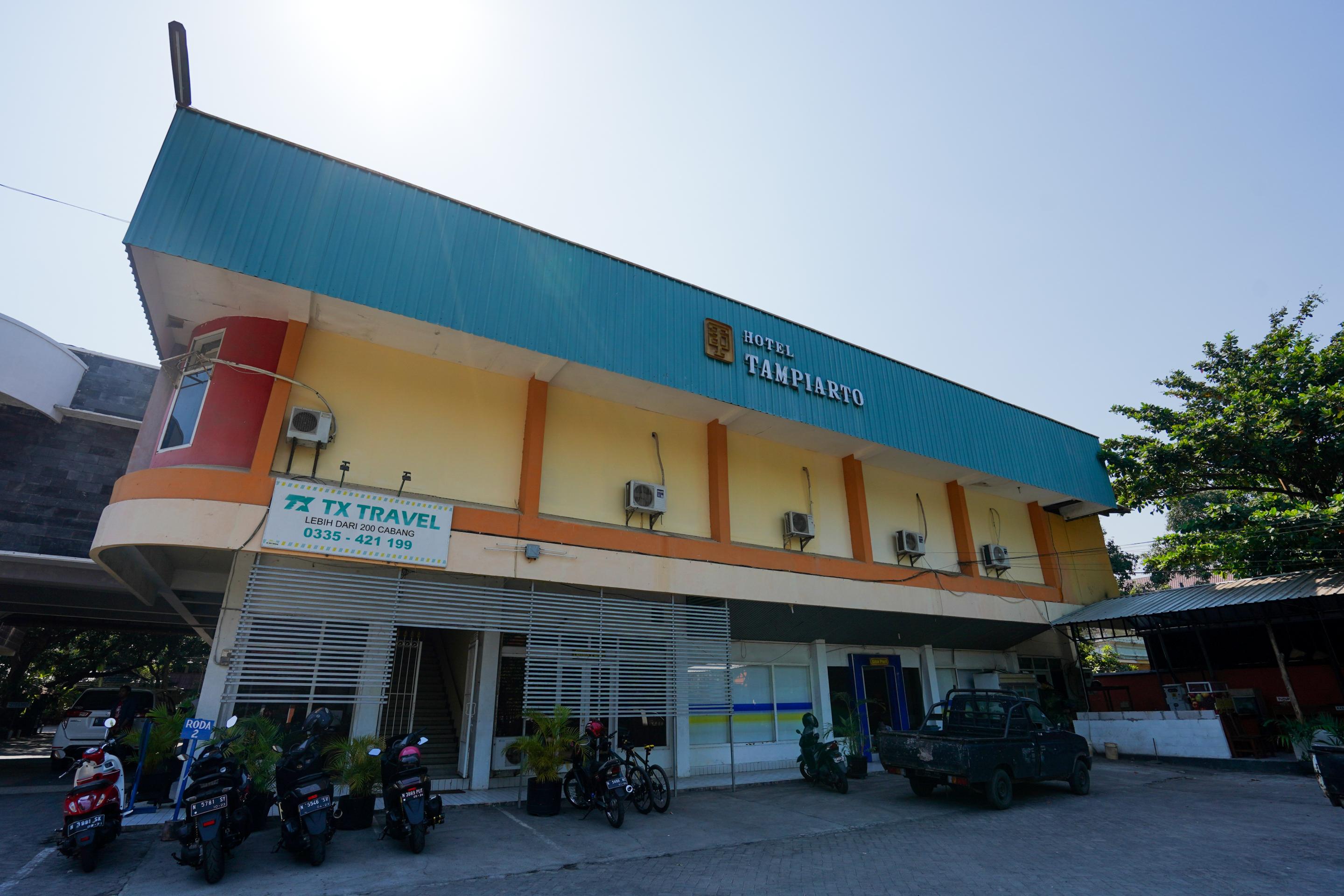 Oyo 1652 Hotel Tampiarto Probolinggo Exteriör bild