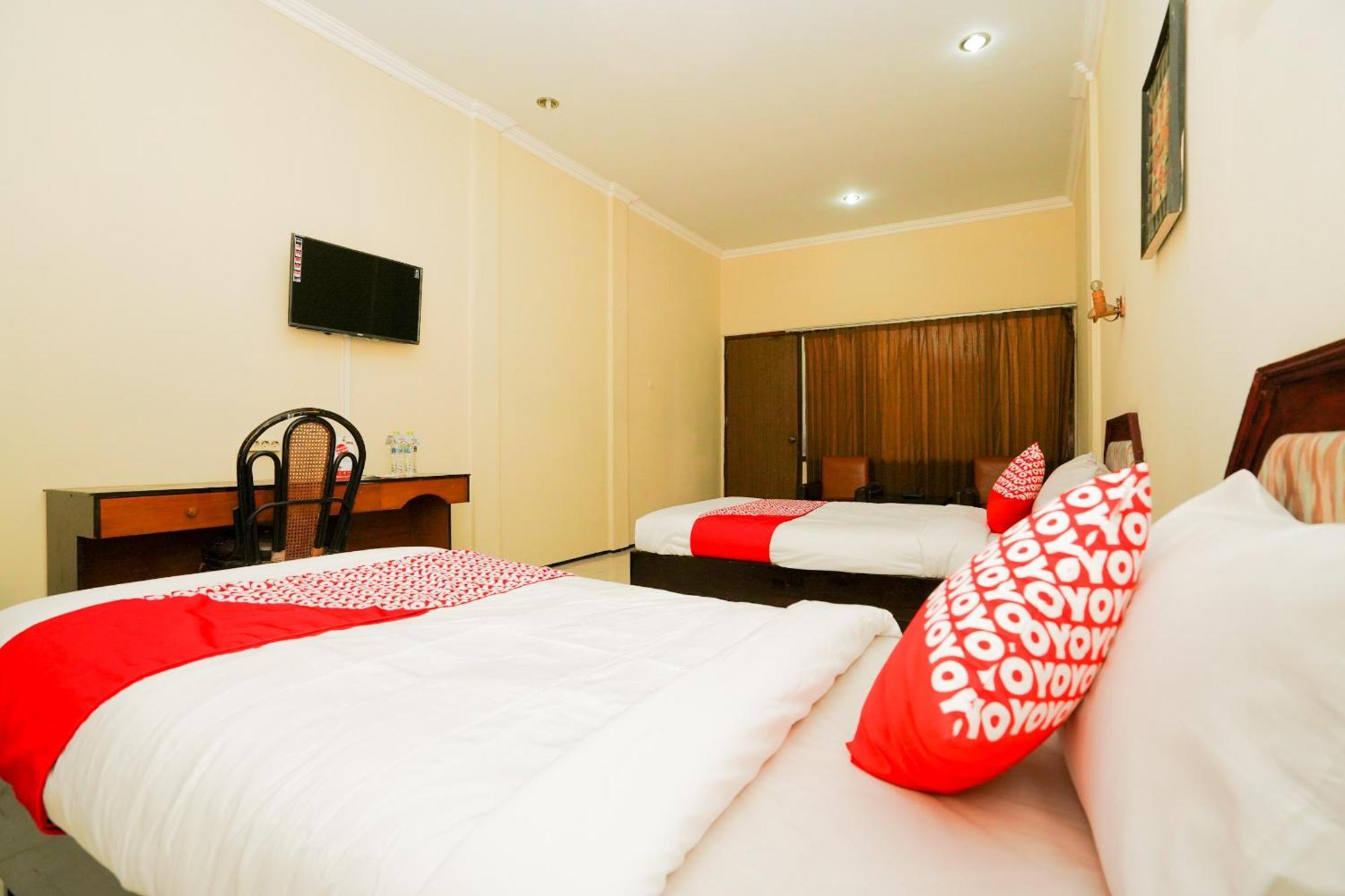 Oyo 1652 Hotel Tampiarto Probolinggo Exteriör bild