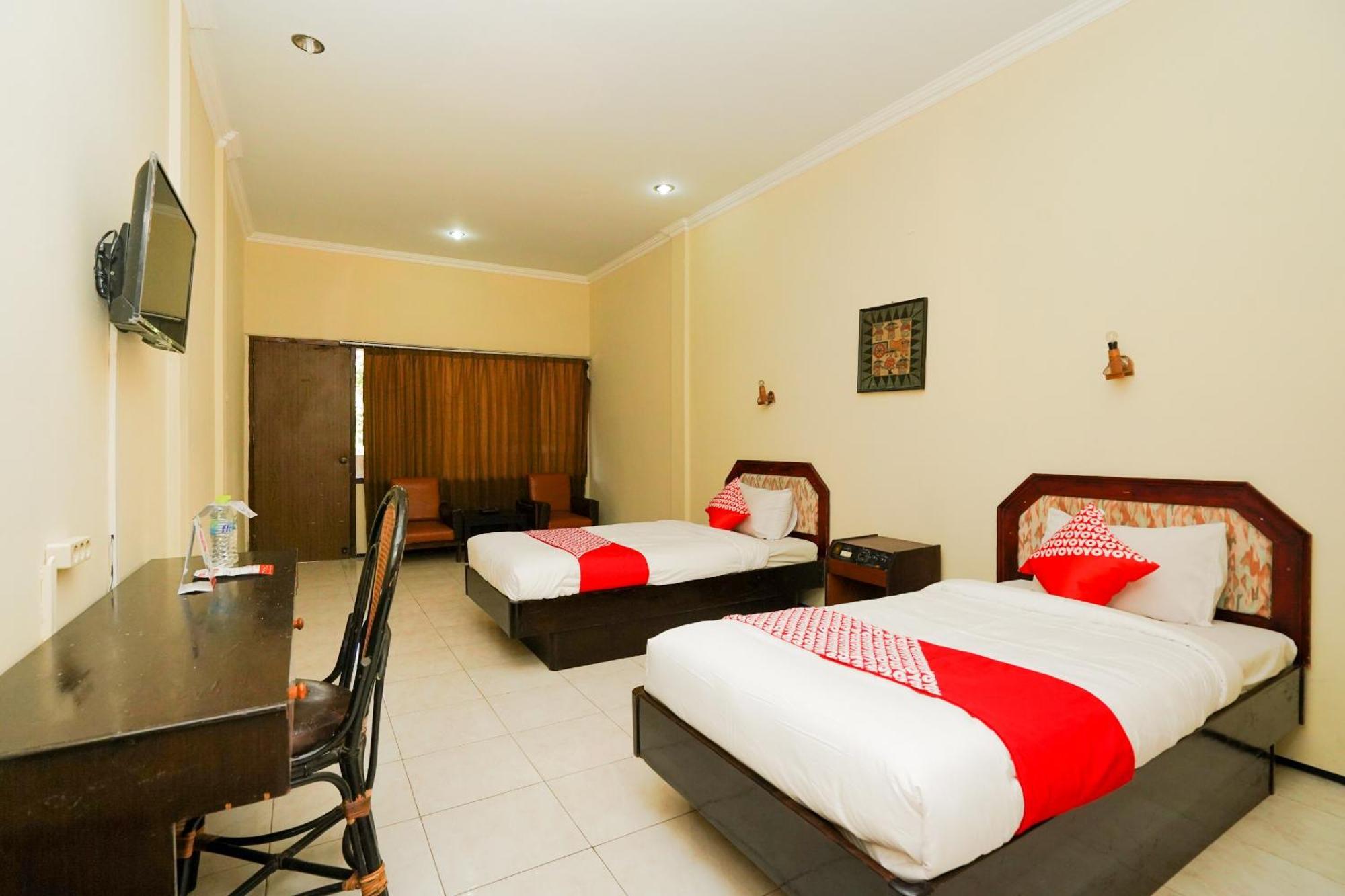 Oyo 1652 Hotel Tampiarto Probolinggo Exteriör bild