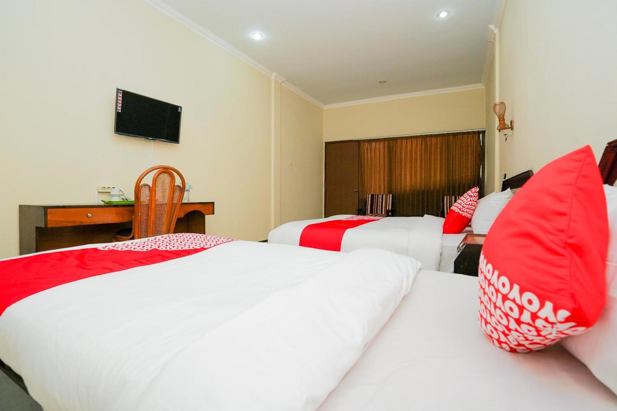 Oyo 1652 Hotel Tampiarto Probolinggo Exteriör bild