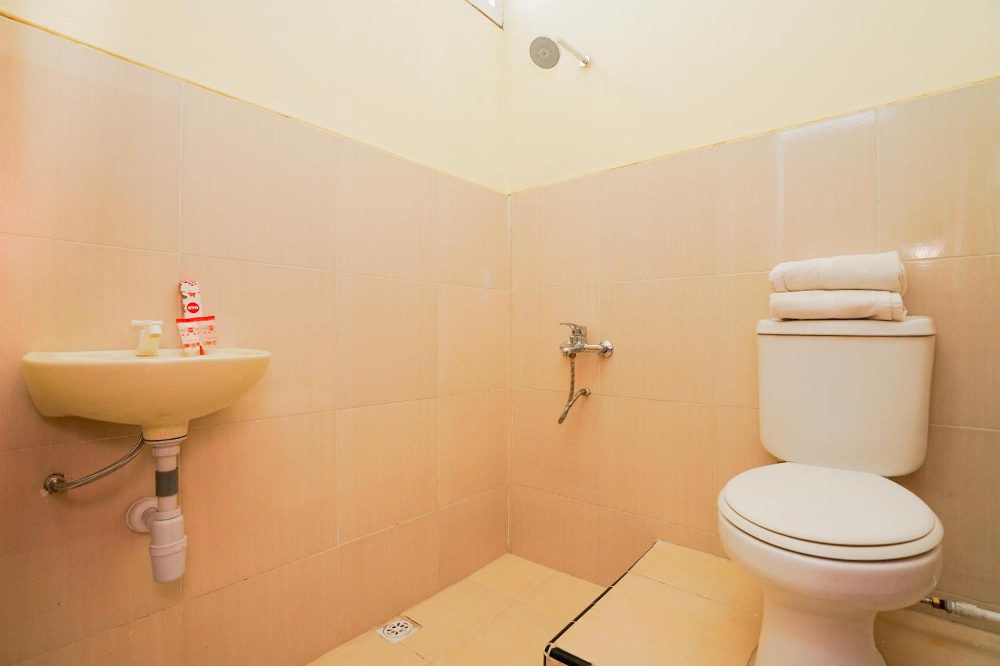 Oyo 1652 Hotel Tampiarto Probolinggo Exteriör bild