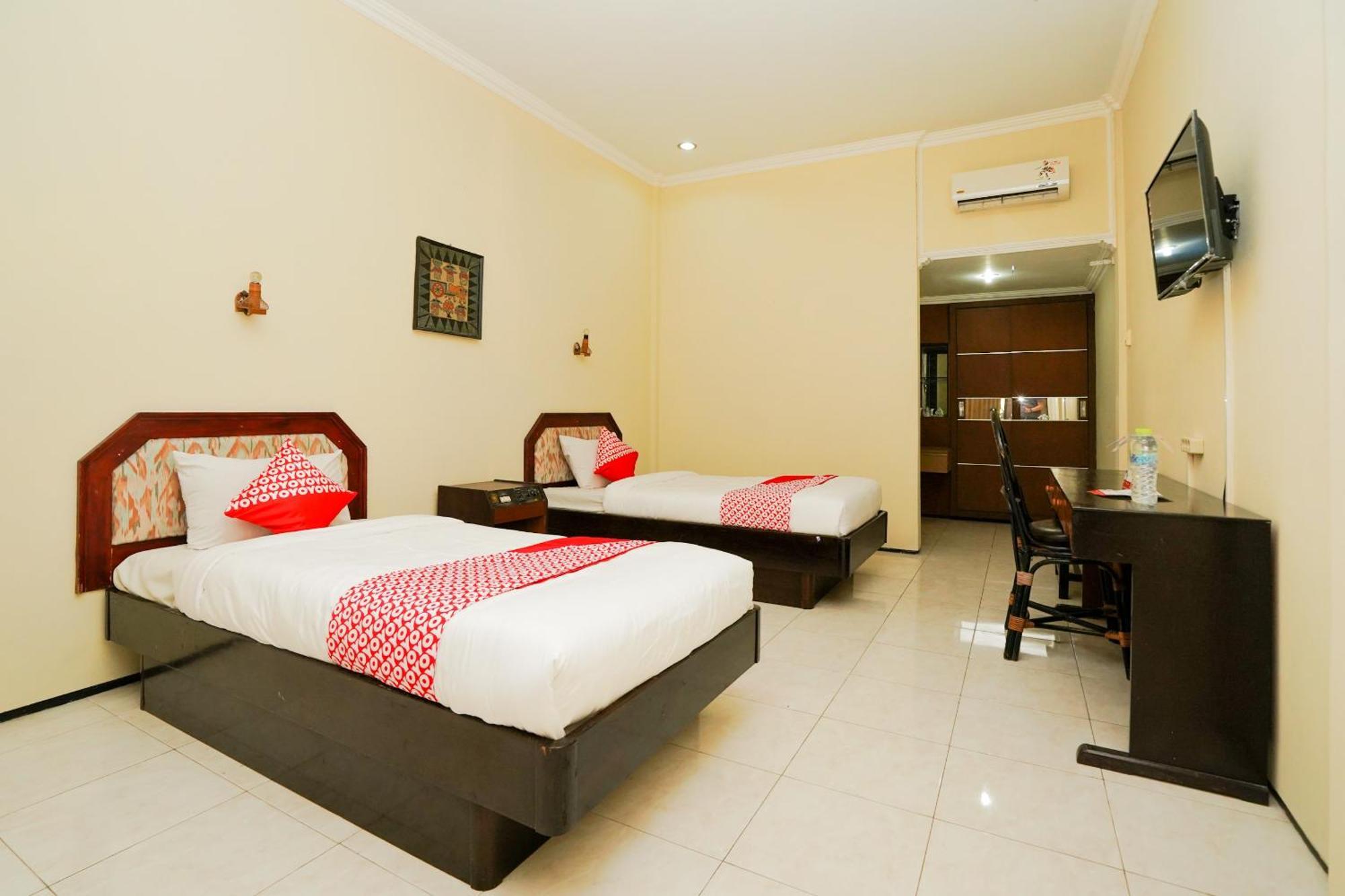 Oyo 1652 Hotel Tampiarto Probolinggo Exteriör bild