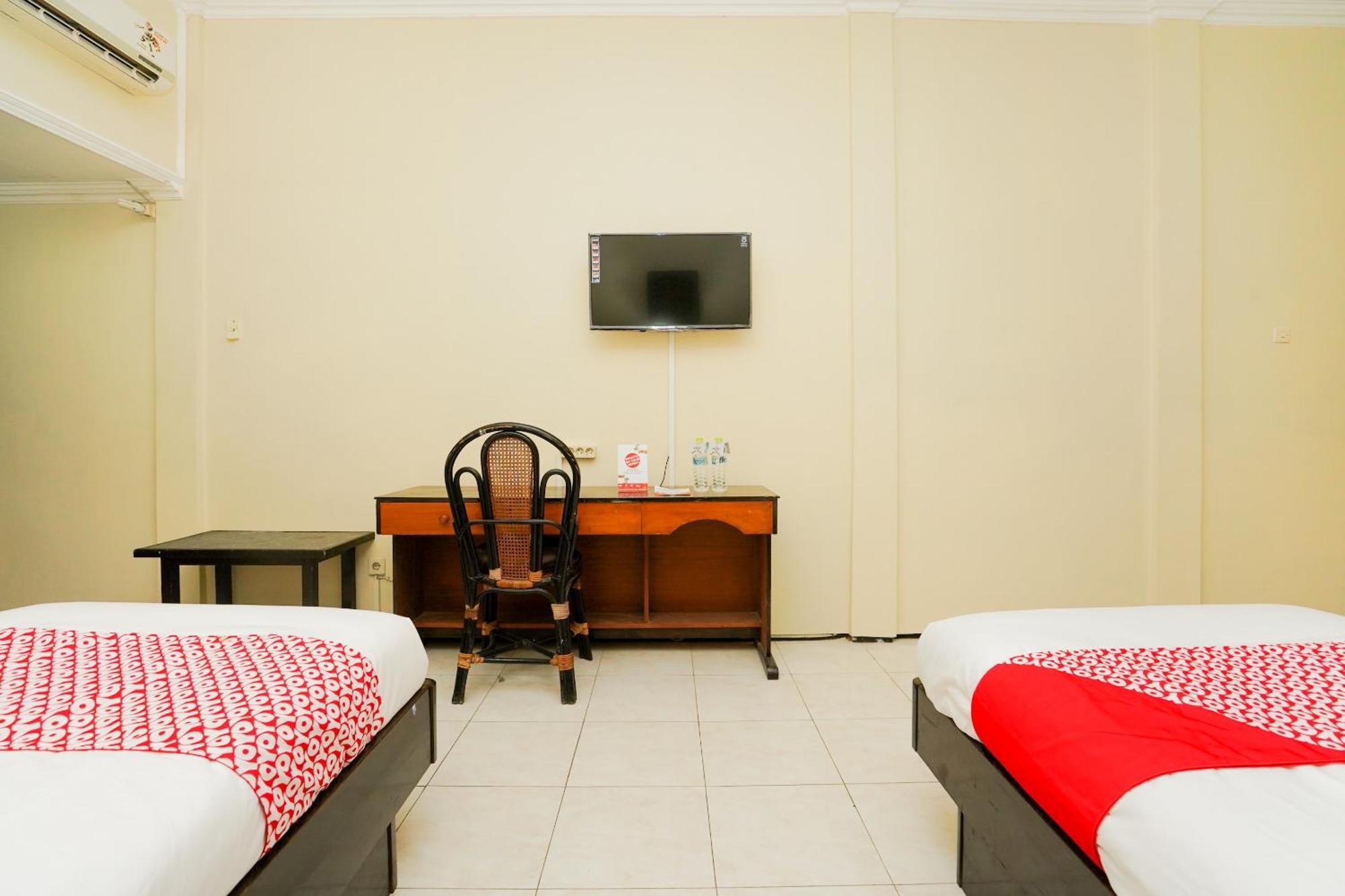 Oyo 1652 Hotel Tampiarto Probolinggo Exteriör bild