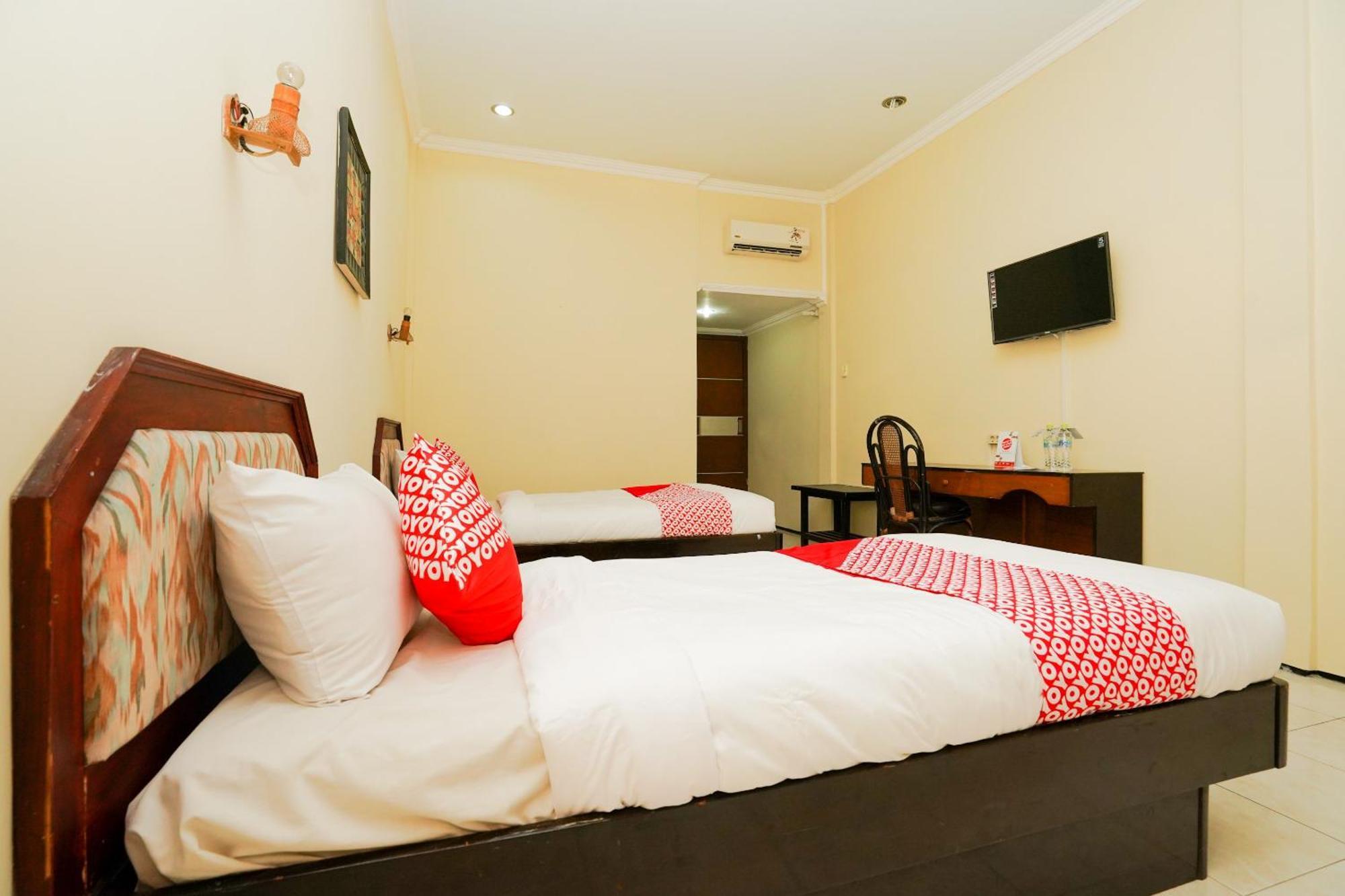 Oyo 1652 Hotel Tampiarto Probolinggo Exteriör bild